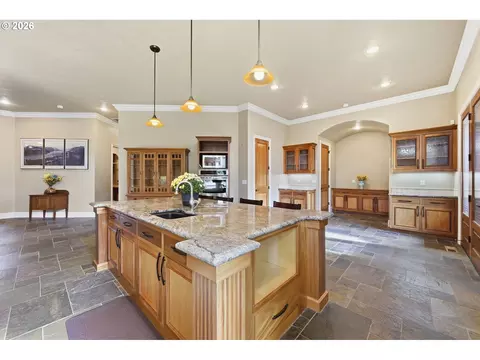 Kitchen - 2834 Blacktail Dr, Eugene, OR 97405 photo 4 of 7