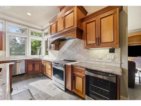 Kitchen - 2834 Blacktail Dr, Eugene, OR 97405 photo 3 of 7