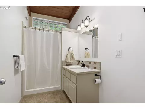 Bath - 2450 Birch Ln, Eugene, OR 97403 photo 3 of 4