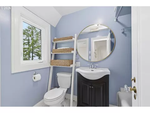 Bath - 2450 Birch Ln, Eugene, OR 97403 photo 1 of 4