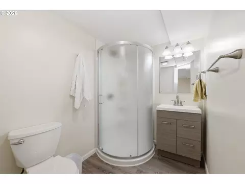 Bath - 2450 Birch Ln, Eugene, OR 97403 photo 4 of 4