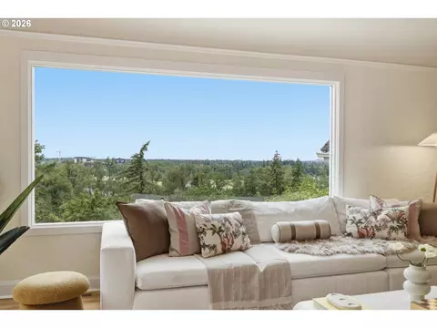 Living - 2450 Birch Ln, Eugene, OR 97403 photo 3 of 4