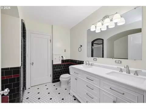 Bath - 2450 Birch Ln, Eugene, OR 97403 photo 2 of 4