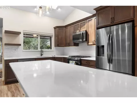 Kitchen - 16300 SEckert Ln, Damascus, OR 97089 photo 5 of 6