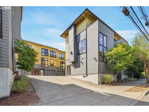 5111 S Corbett Ave #J, Portland, OR 97239