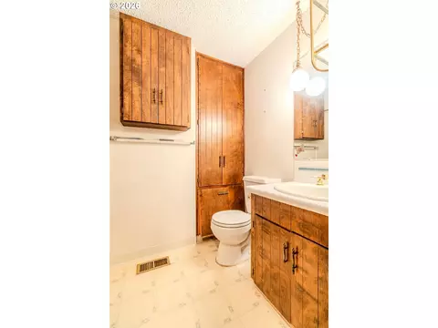 Bath - 193 SE Paloma Ave, Gresham, OR 97080 photo 1 of 1