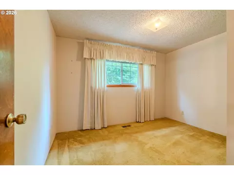 Bedroom - 193 SE Paloma Ave, Gresham, OR 97080 photo 5 of 10