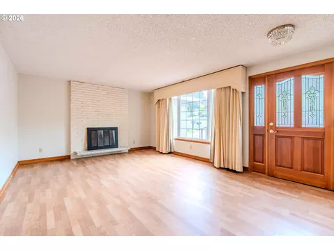 Living - 193 SE Paloma Ave, Gresham, OR 97080 photo 1 of 5