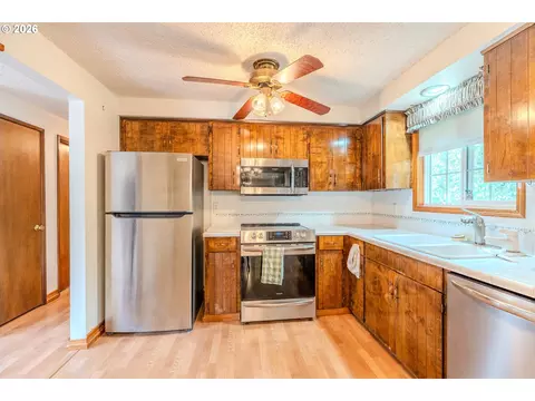 Kitchen - 193 SE Paloma Ave, Gresham, OR 97080 photo 4 of 4