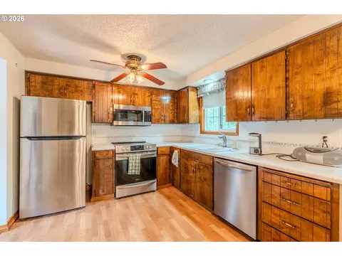 Kitchen - 193 SE Paloma Ave, Gresham, OR 97080 photo 1 of 4
