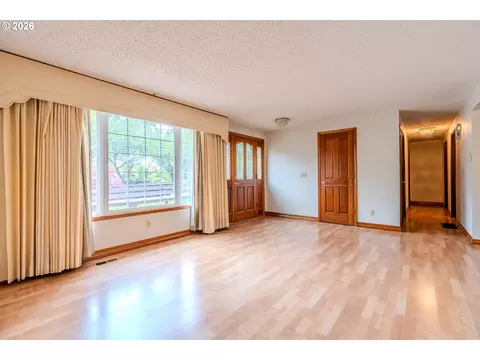 Living - 193 SE Paloma Ave, Gresham, OR 97080 photo 2 of 5