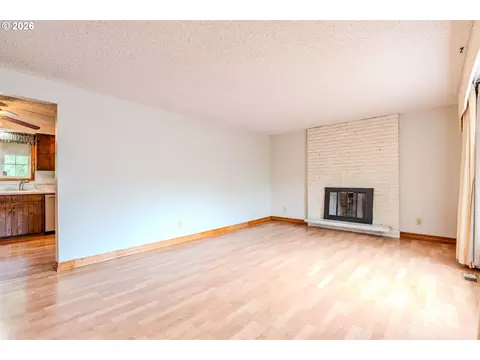 Living - 193 SE Paloma Ave, Gresham, OR 97080 photo 3 of 5