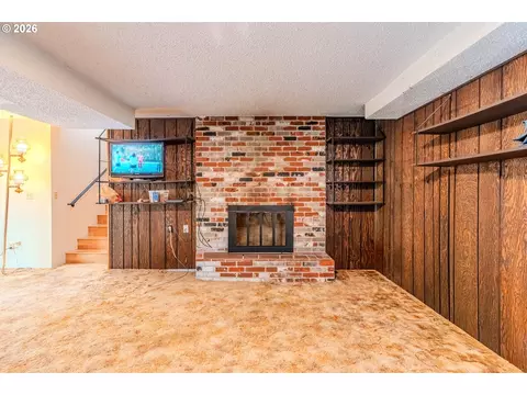Living - 193 SE Paloma Ave, Gresham, OR 97080 photo 5 of 5