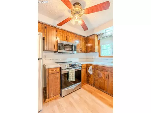Kitchen - 193 SE Paloma Ave, Gresham, OR 97080 photo 3 of 4