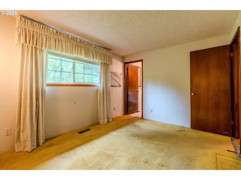 Bedroom - 193 SE Paloma Ave, Gresham, OR 97080 photo 3 of 10