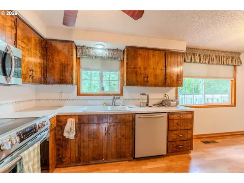 Kitchen - 193 SE Paloma Ave, Gresham, OR 97080 photo 2 of 4