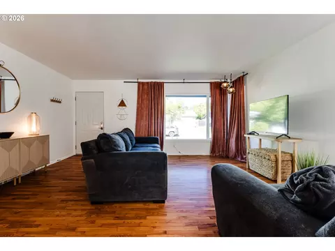 Living - 3270 Alder St, Eugene, OR 97405 photo 1 of 2