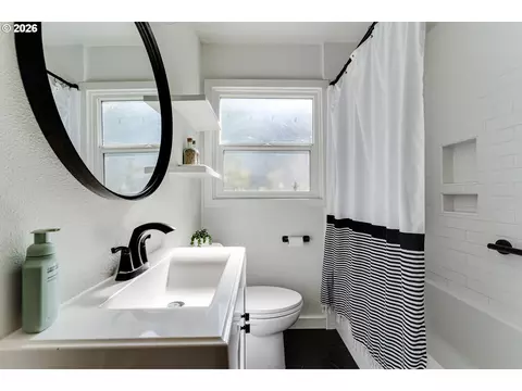 Bath - 3270 Alder St, Eugene, OR 97405 photo 2 of 2