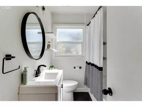 Bath - 3270 Alder St, Eugene, OR 97405 photo 1 of 2