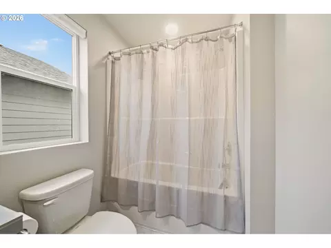 Bath - 2903 S Oleander St, Cornelius, OR 97113 photo 2 of 4