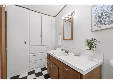 Bath - 130 W 35th Pl, Eugene, OR 97405 photo 2 of 4