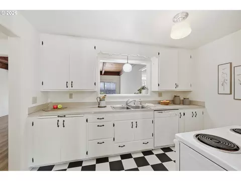 Kitchen - 130 W 35th Pl, Eugene, OR 97405 photo 2 of 4