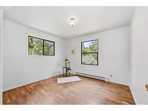 Bedroom - 130 W 35th Pl, Eugene, OR 97405 photo 1 of 8