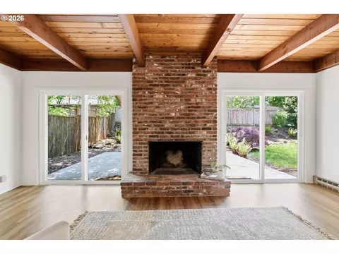Living - 130 W 35th Pl, Eugene, OR 97405 photo 10 of 10