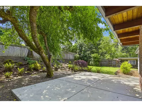 Exterior - 130 W 35th Pl, Eugene, OR 97405 photo 4 of 8