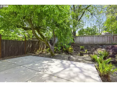 Exterior - 130 W 35th Pl, Eugene, OR 97405 photo 6 of 8
