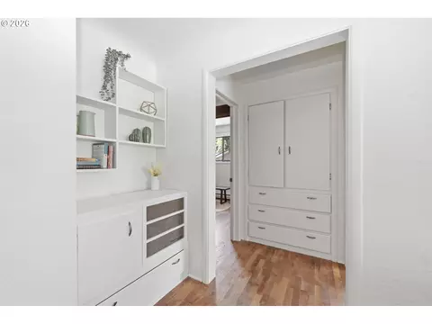 Entry Way - 130 W 35th Pl, Eugene, OR 97405 photo 2 of 2