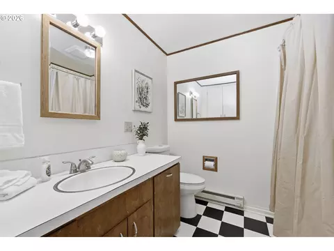 Bath - 130 W 35th Pl, Eugene, OR 97405 photo 1 of 4