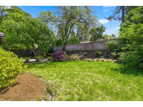 Exterior - 130 W 35th Pl, Eugene, OR 97405 photo 7 of 8