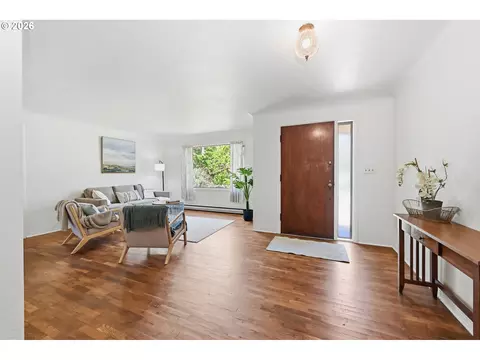 Entry Way - 130 W 35th Pl, Eugene, OR 97405 photo 1 of 2