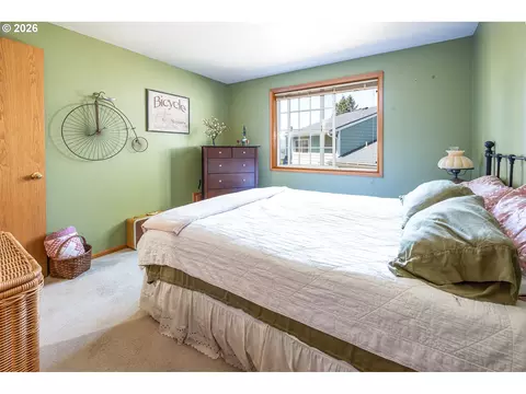 Bedroom - 586 S 68th Pl, Springfield, OR 97478 photo 3 of 5
