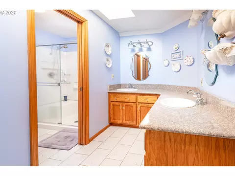Bath - 586 S 68th Pl, Springfield, OR 97478 photo 1 of 2