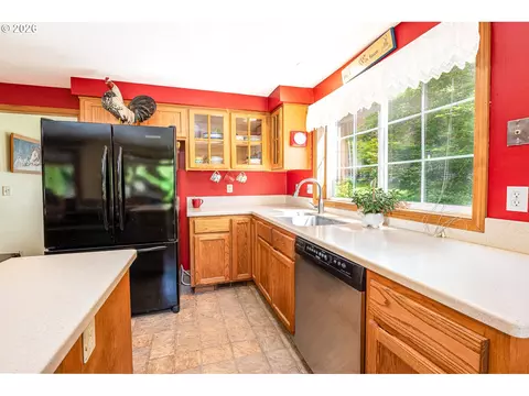 Kitchen - 586 S 68th Pl, Springfield, OR 97478 photo 5 of 5