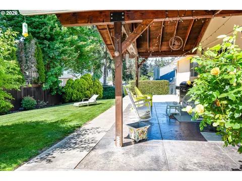 Exterior - 586 S 68th Pl, Springfield, OR 97478 photo 10 of 11