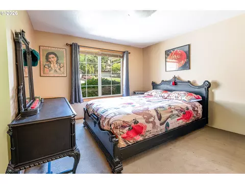 Bedroom - 586 S 68th Pl, Springfield, OR 97478 photo 4 of 5