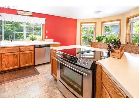 Kitchen - 586 S 68th Pl, Springfield, OR 97478 photo 2 of 5