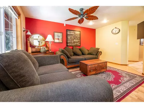Living - 586 S 68th Pl, Springfield, OR 97478 photo 6 of 6