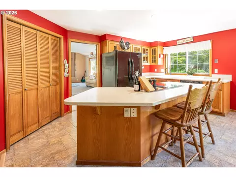 Kitchen - 586 S 68th Pl, Springfield, OR 97478 photo 1 of 5