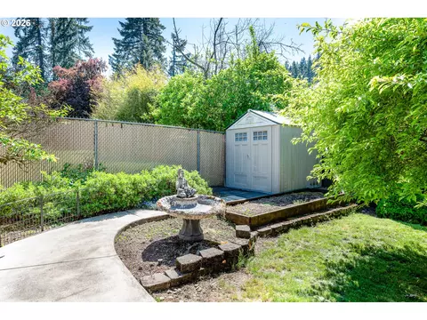 Exterior - 586 S 68th Pl, Springfield, OR 97478 photo 9 of 11