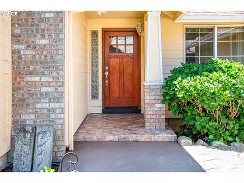 Entry Way - 586 S 68th Pl, Springfield, OR 97478 photo 2 of 2