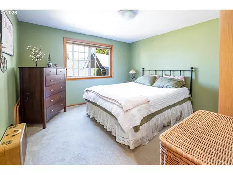 Bedroom - 586 S 68th Pl, Springfield, OR 97478 photo 2 of 5