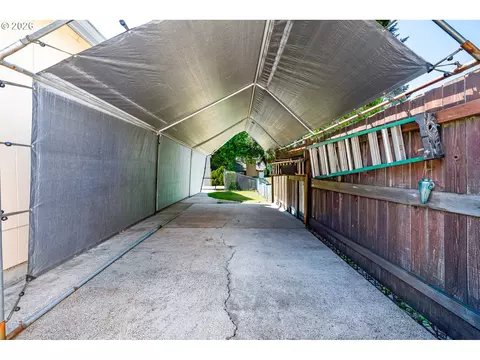 Exterior - 586 S 68th Pl, Springfield, OR 97478 photo 6 of 11