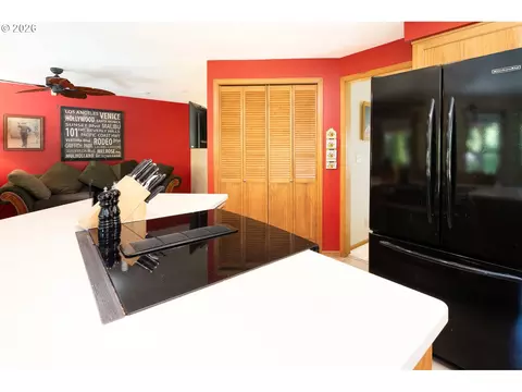 Kitchen - 586 S 68th Pl, Springfield, OR 97478 photo 3 of 5