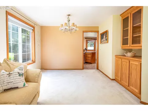 Living - 586 S 68th Pl, Springfield, OR 97478 photo 4 of 6