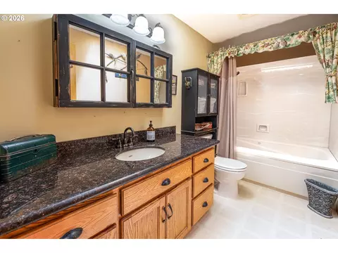 Bath - 586 S 68th Pl, Springfield, OR 97478 photo 2 of 2