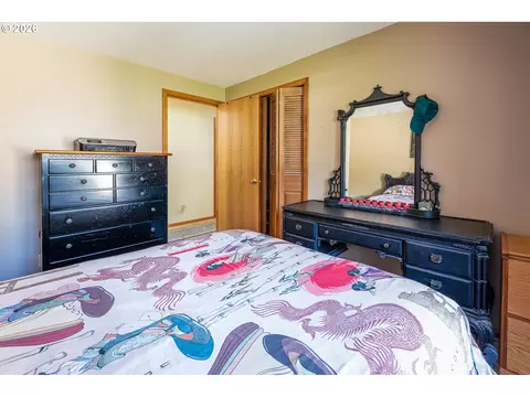 Bedroom - 586 S 68th Pl, Springfield, OR 97478 photo 5 of 5